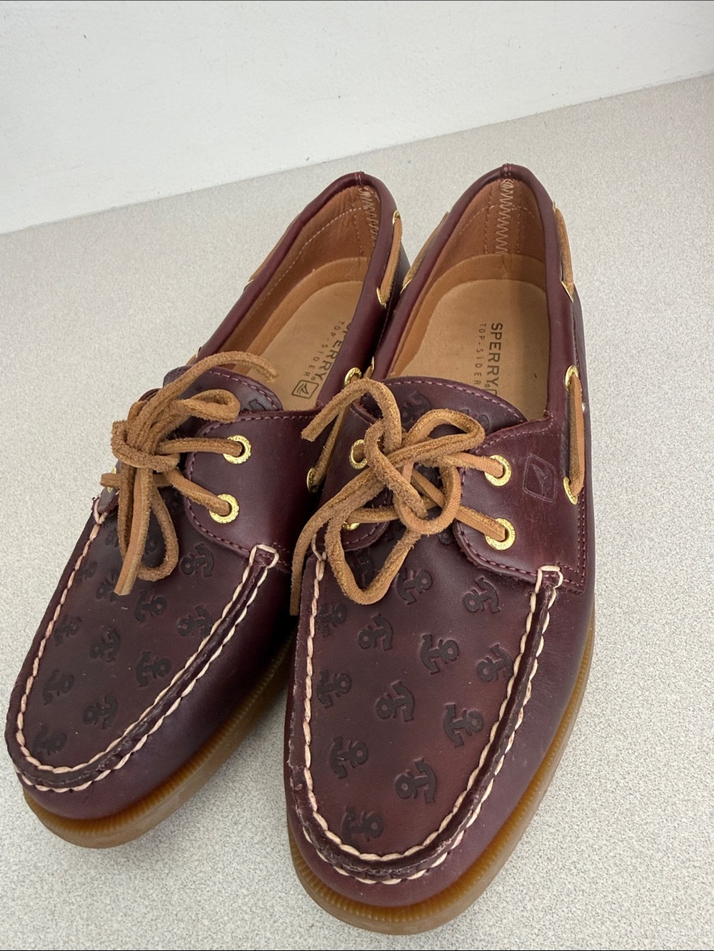 WOMANS SPERRY SIZE 9 NEW BURGUNDY LEATHER EMBOSSED ANCHORS PRISTINE